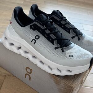 On cloudtilt Running Black and White Athletic Shoes never worn
